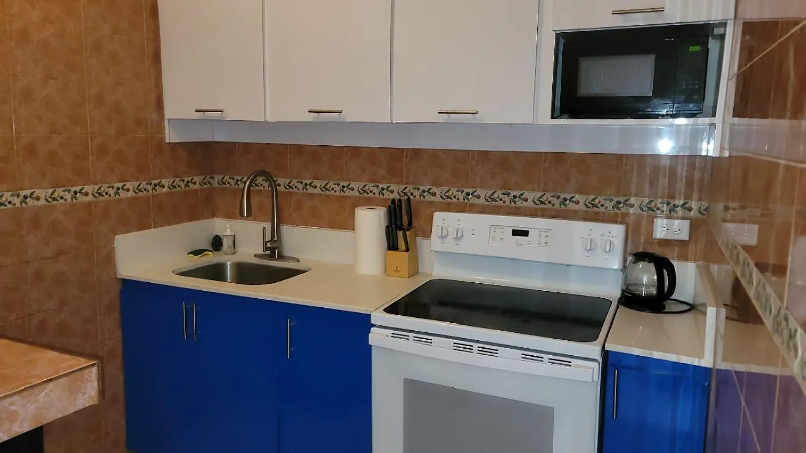 310 Del Valle Central, Freshly Remodeled 3 Bedroom Home Sleeps 8 San Juan Porto Riko